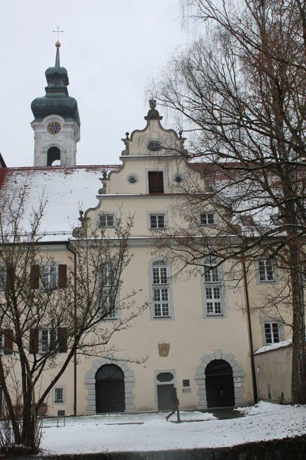 Ein historisches Gebäude in einer Schneelandschaft. 