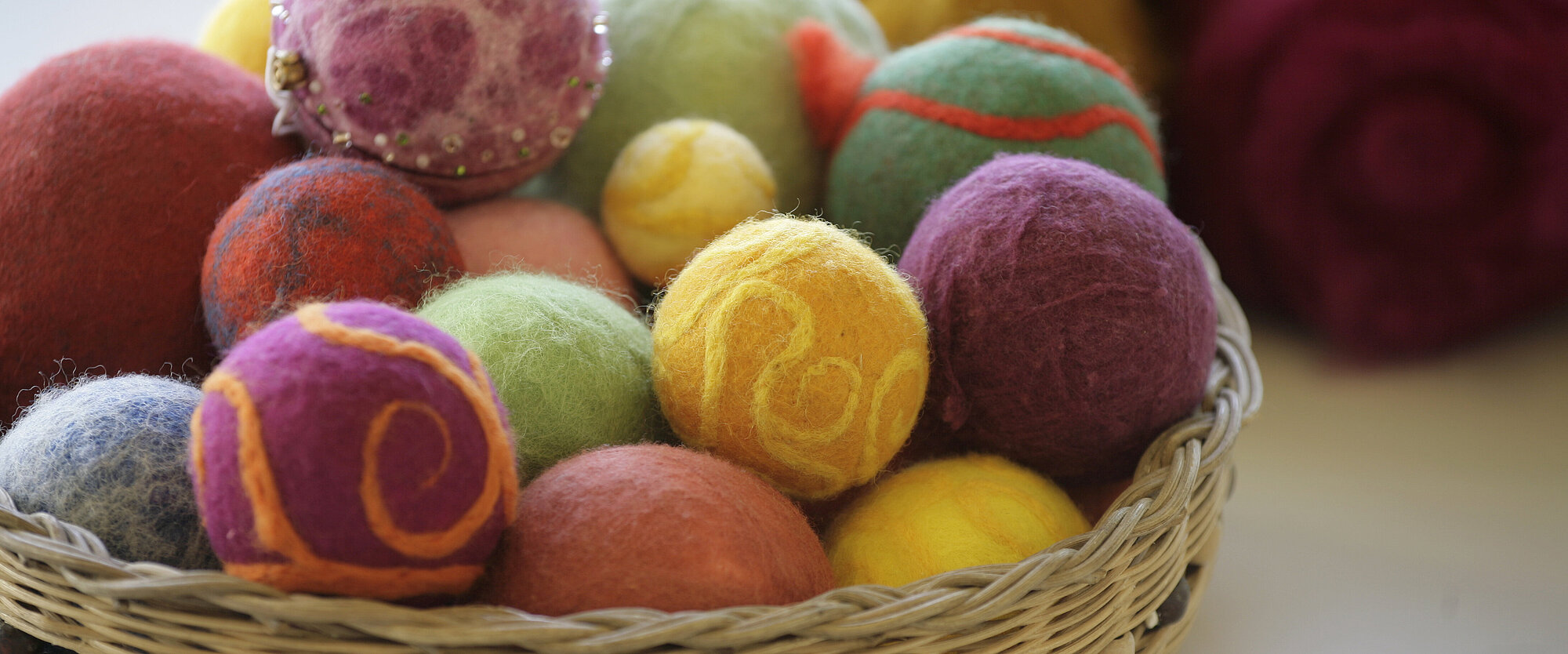Eine Schale mit bunten Filzbällen.